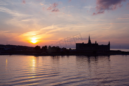 日落时在赫尔辛格的克伦堡城堡剪影