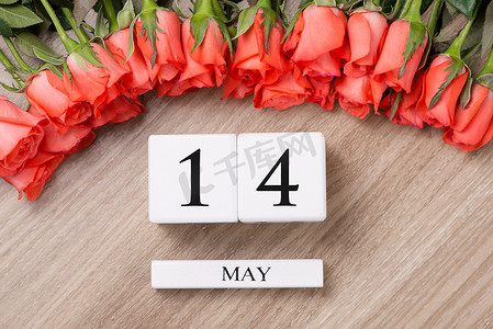 立方体形状日历 5 月 15 日在木桌上与玫瑰
