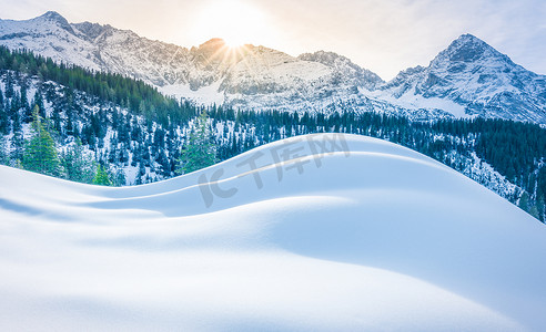 雪山和成堆的雪