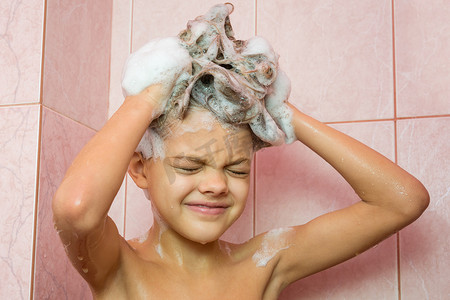 鼻子解摄影照片_七岁女孩用洗发水洗头