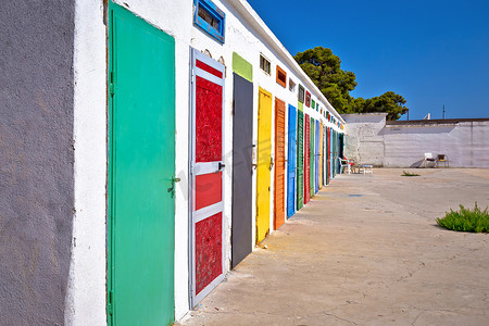 Jadrija 海滩色彩缤纷的小屋景观，希贝尼克群岛的旅游胜地