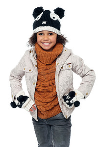 穿着时髦保暖冬装的可爱小女孩