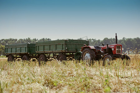 大豆食品摄影照片_有拖车的小拖拉机