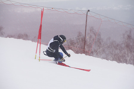 高山滑雪比赛滑雪者门