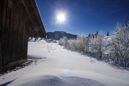 寒冷的日子里，瑞士山区的阳光和蓝天，雪
