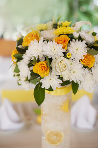 鸟笼玫瑰摄影照片_白色柳条篮和复古比尔中的橙色玫瑰花束