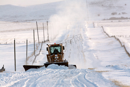 平地机清理乡村道路上的积雪