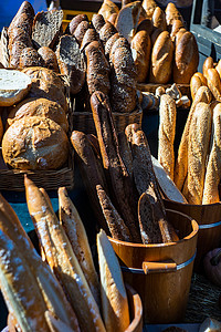 面包店概念，包括金色质朴的硬皮面包和面包