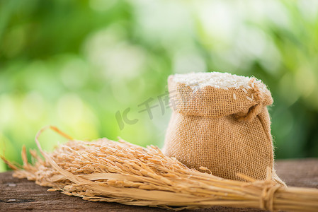 麻布背景摄影照片_麻布袋装白米饭粒