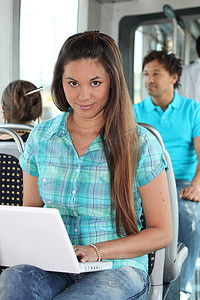 乘坐公共交通工具的年轻女性