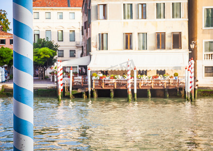 从大运河看有 300 年历史的威尼斯宫殿立面