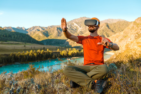 成功的年轻人，使用虚拟现实护目镜在山区旅游，在夏天度假