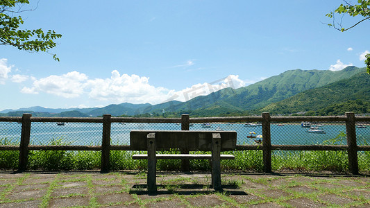 室外木栅栏、长凳、山