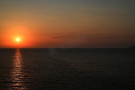 海上夕阳红，乌云浓