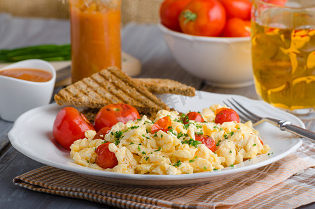 Scrambled eggs with baked tomatoes and chives, panini 烤番茄炒鸡蛋