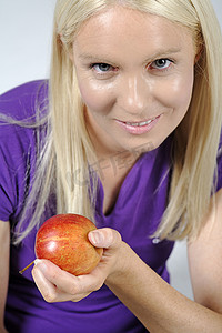 健摄影照片_健身后拿着苹果的女人