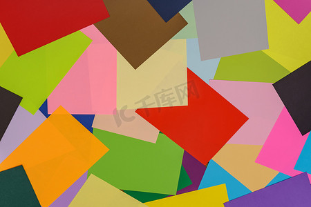 彩色纸片的多色万花筒以一种受控的、美丽的混乱风格杂乱地散落着。