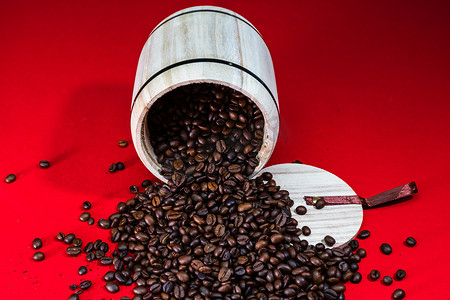 红色背景中木制咖啡罐中的烤咖啡豆，c