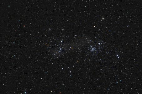 英仙座中的 NGC 869 和 NGC 884 双疏散星团