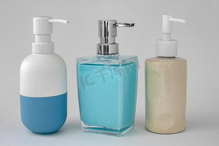 白色背景中用于浴室或厨房水槽的彩色皂液器