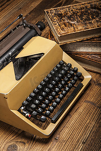 老打字机、一堆书和很多创造力