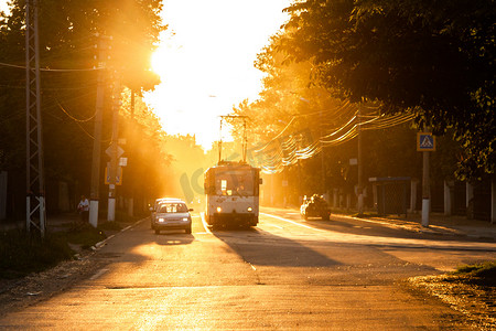 俄罗斯图拉 — 2013 年 6 月 6 日：红绿灯上的汽车和电车在金色太阳背光下停止。