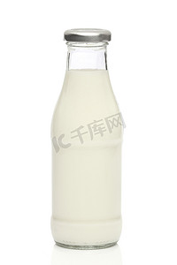 牛奶瓶隔离在白色与剪切路径