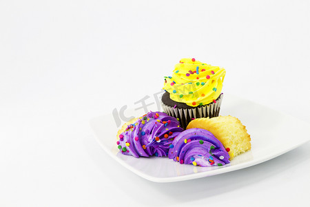 紫色和黄色的磨砂纸杯蛋糕