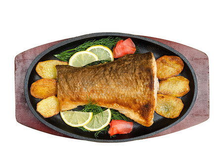在平底锅的炸鱼，在白色背景。