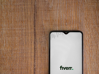 黑色暴民显示屏上带有徽标的 Fiverr 应用程序启动屏幕