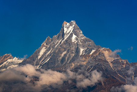鱼尾峰或 Machapuchare 山有清楚的蓝天背景在尼泊尔。