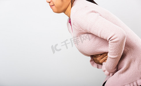 生病的女人肚子痛，手放在腹部，身体的一部分