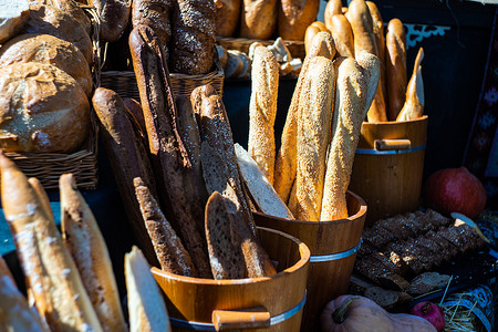 面包店概念，包括金色质朴的硬皮面包和面包