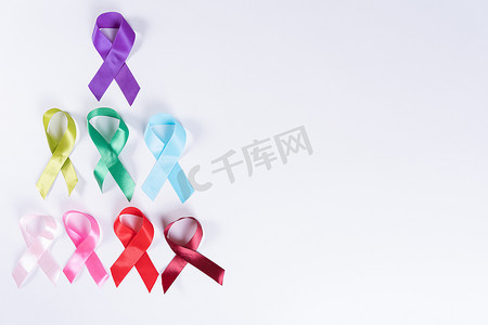 世界癌症日，彩色丝带癌症意识与背景和文本复制空间。