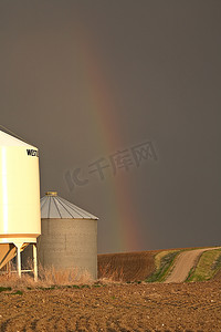 彩虹落在萨斯喀彻温省的粮仓后面