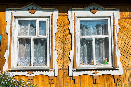 雕窗摄影照片_俄罗斯老乡间别墅的雕窗