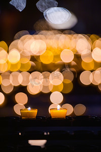 法国斯特拉斯堡教堂的许多蜡烛，背景模糊