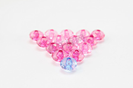 蓝色水晶珠领粉红色