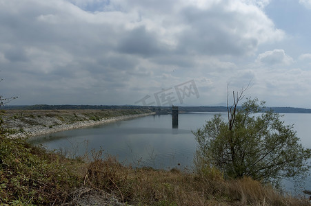 老家河流摄影照片_最大的水坝湖 Ogosta 的景色聚集了三条河流的水