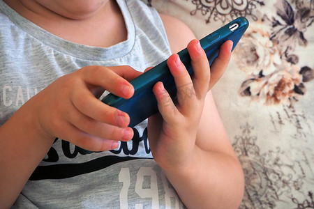 可爱电话图标摄影照片_智能安卓手机对孩子的危害，