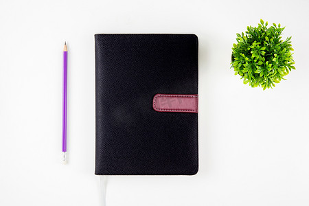 黑色封面皮革笔记本或日记，用于提醒和备忘录，以及