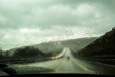 在雨中的汽车前窗视图
