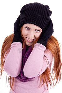 冬天戴着帽子手套和围巾的年轻美女与世隔绝