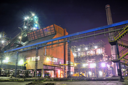 排气摄影照片_钢铁厂在晚上