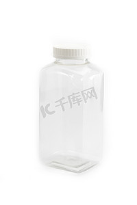 空塑料瓶摄影照片_方形透明塑料瓶，顶部有白色盖子