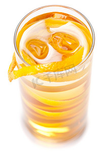 黄色鸡尾酒摄影照片_玻璃杯中的黄色鸡尾酒