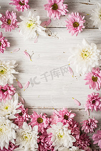 白色白色框摄影照片_白色木桌垂直上的粉色和白色花框
