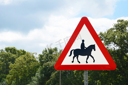 路标告知骑马者的存在