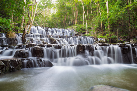 泰国萨武里萨姆兰瀑布国家公园美丽的深林瀑布