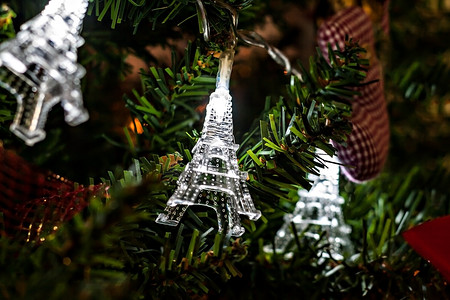 埃菲尔铁塔圣诞树上的圣诞花环